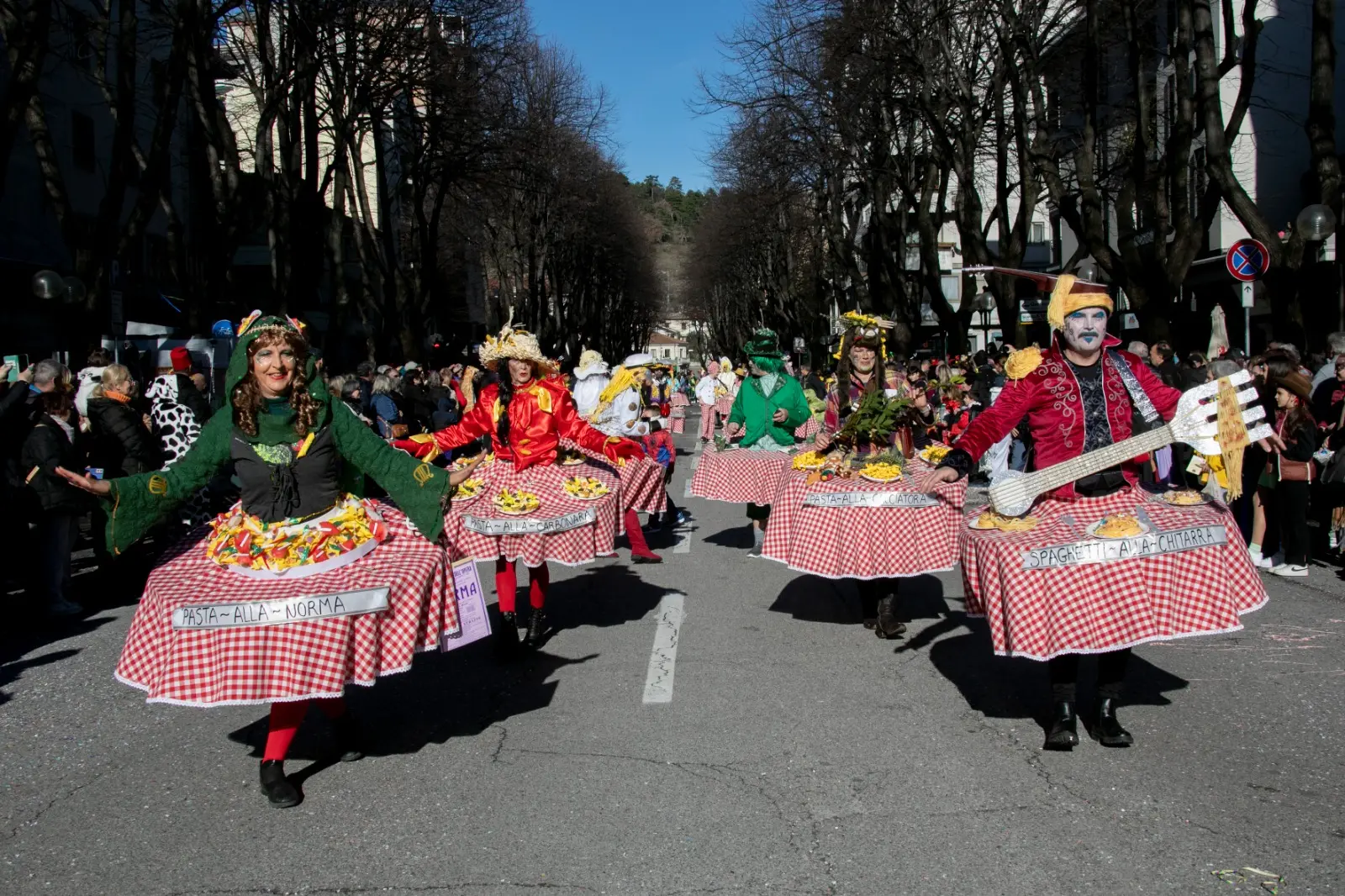 A Monfalcone è il giorno della sfilata dei carri e dei gruppi mascherati del 140° Carnevale Monfalconese della Pro Loco. Lungo le strade del centro cittadino migliaia di persone accorse da tutta la regione hanno seguito la sfilata che presenta carri bellissimi e altrettanto coreografici gruppi. A mezzogiorno un caldo sole e le temperature primaverili hanno accolto le oltre 6.000 persone, mascherate e non, che, alle 12 in punto, si sono riversate in piazza della Repubblica per assistere alla tradizionale “Cantada”. Battesimo con il pubblico delle grandi occasioni per il nuovo Sior Anzoleto Postier - interpretato da quest’anno da Franco Ongaro - che, affiancato dalla sua “sposa” Lisa Piran - studentessa di lingue e letterature straniere, finalista del Concorso Miss Italia 2023 - e dal Notaio Toio Gratariol - alias Gian Carlo Blasini - ha dato lettura al suo primo testamento. Le foto sono di Katia Bonaventura