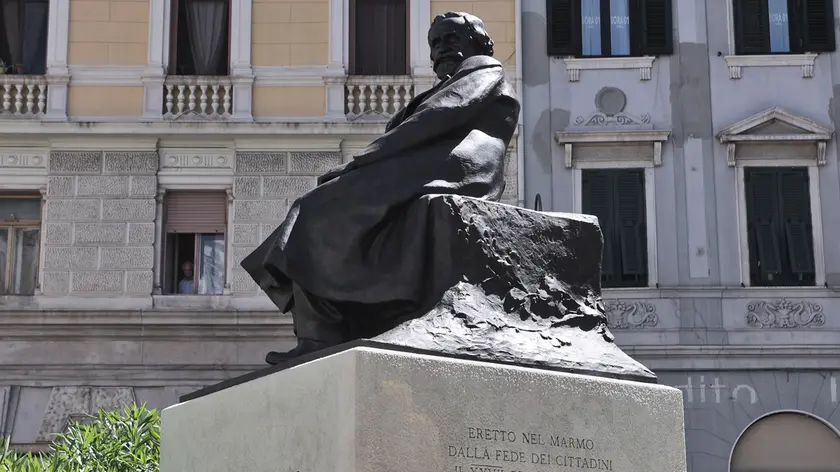 La statua di Giuseppe Verdi restaurata in piazza San Giovanni (fotoservizio di Andrea Lasorte)