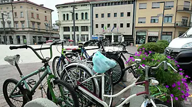 La rastrelliera piena in piazza della Repubblica