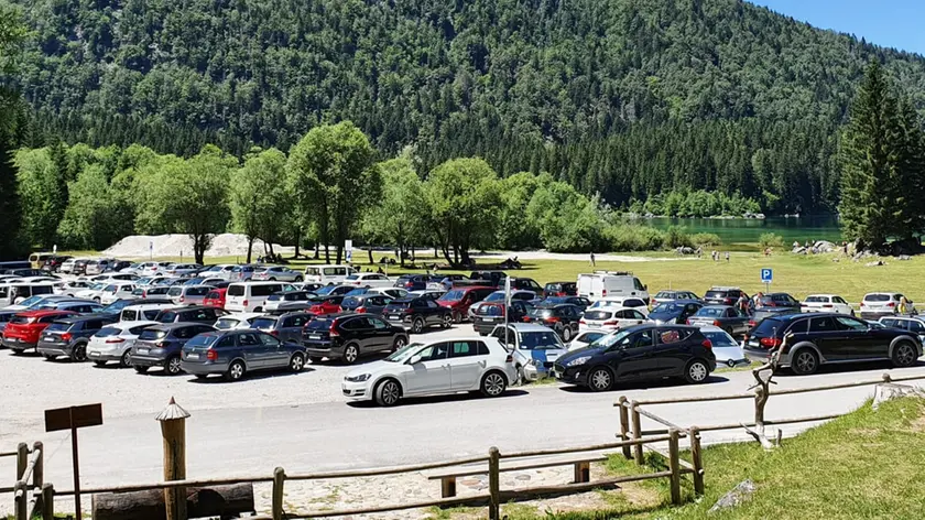 Il parcheggio ai laghi di Fusine