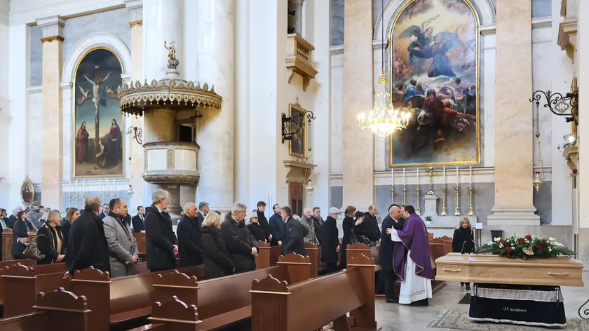 Un momento della cerimonia funebre. Andrea Lasorte