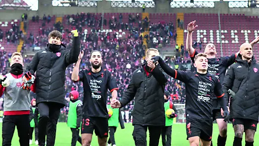 L’esultanza dei giocatori sotto la curva dopo il 2-0 al Vicenza Foto Lasorte