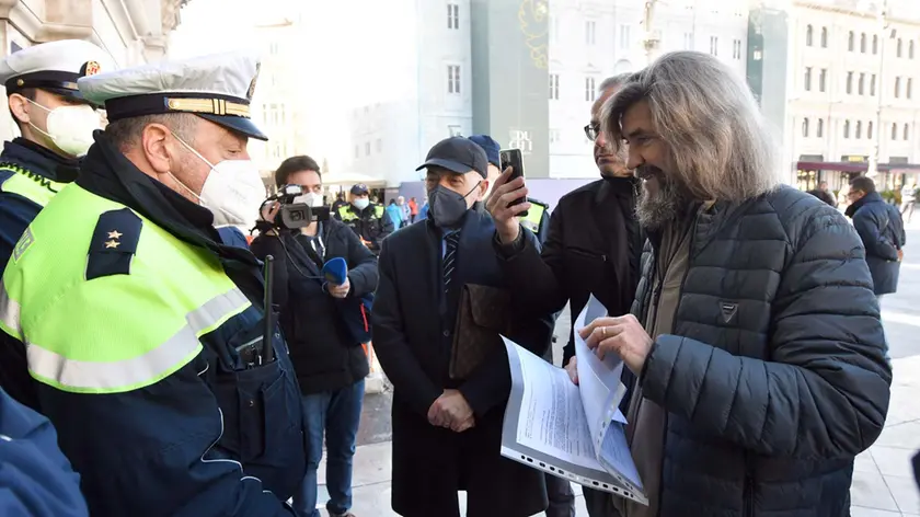 Foto BRUNI 23.02.2022 Il neo-consigliere Bertali (novax)all'ingresso del Municipio piantonato dai VVUU