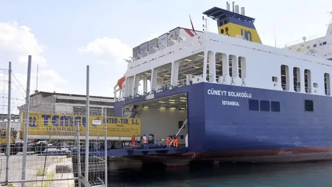 Foto BRUNI Trieste 25 05 2011 Sciopero dei portuali:alla Parisi si scarica la nave