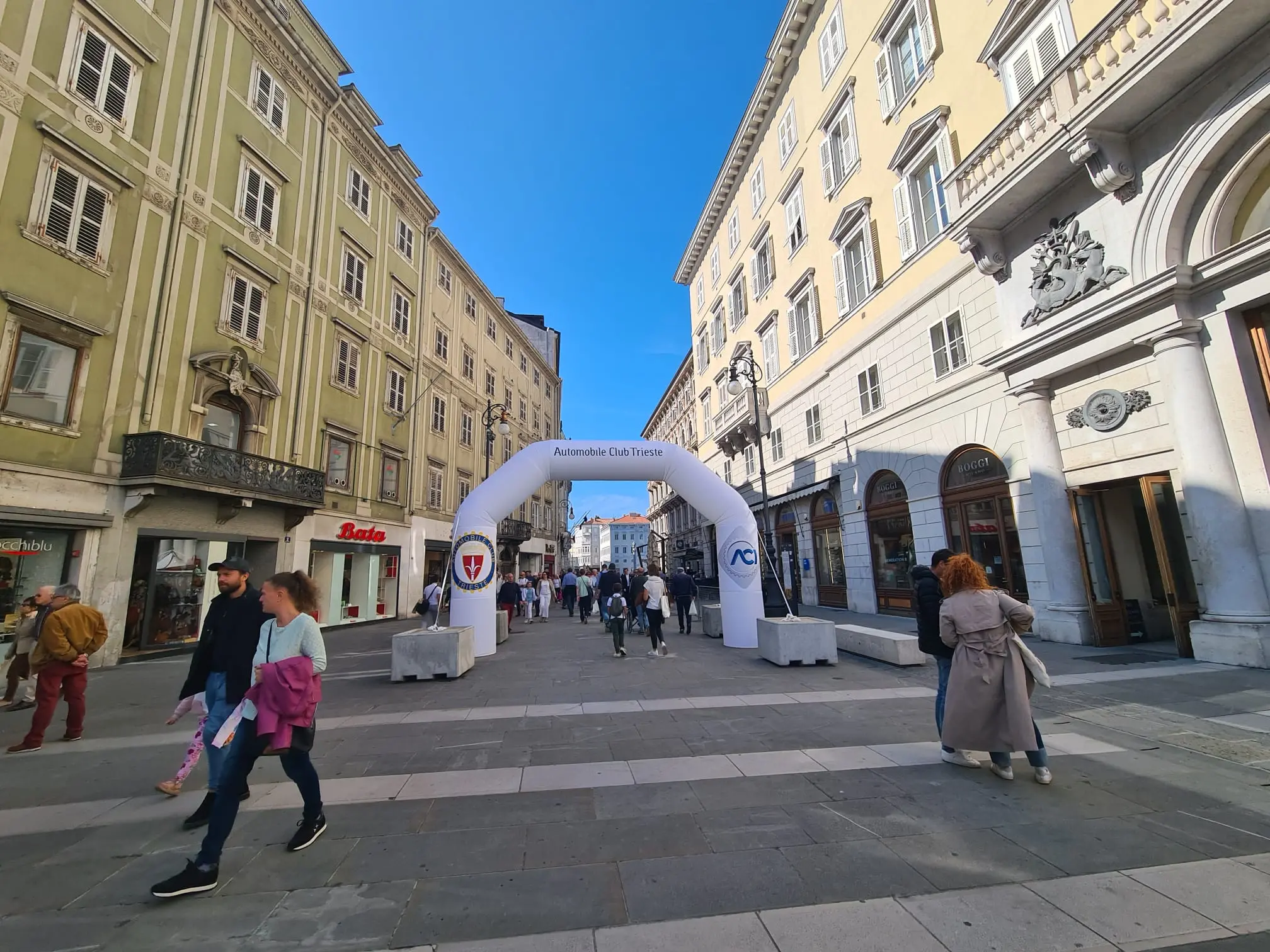 L’Automobile Club Trieste, in collaborazione con la Regione Friuli Venezia Giulia e con il Comune di Trieste, ha realizzato sabato 21 settembre la prima edizione dell’evento del “Trieste4SafetyFVG”, in piazza della Borsa fino alle 17. Diversi gli stand allestiti al fine di sensibilizzare la cittadinanza sulle tematiche della sicurezza stradale e la prevenzione degli incidenti. Una carrellata di foto diffuse dagli organizzatori o scattate dal nostro Francesco Bruni