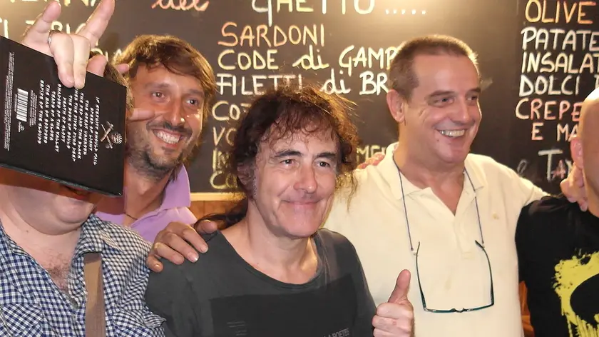 Steve Harris (al centro) alla Taverna del Ghetto in centro a Trieste (foto Andrea Lasorte)