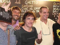 Steve Harris (al centro) alla Taverna del Ghetto in centro a Trieste (foto Andrea Lasorte)