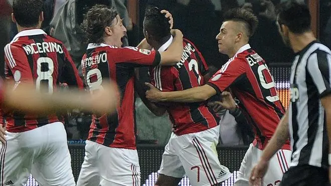 AC Milan Montolivo (2L) and El Shaarawy (2R) celebrate teammate Robinho (C) for the 1-0 lead during the Serie A soccer match AC Milan and Juventus at the Giuseppe Meazza stadium in Milan, Italy, 25 November 2012. ANSA/DANIEL DAL ZENNARO