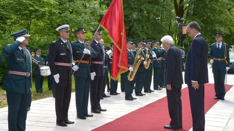 Il Presidente Mattarella durante gli onori militari in occasione della visita nella Repubblica di Montenegro