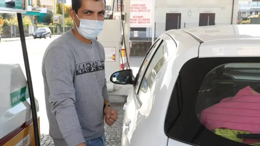 Un automobilista fa il pieno alla sua auto