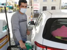 Un automobilista fa il pieno alla sua auto