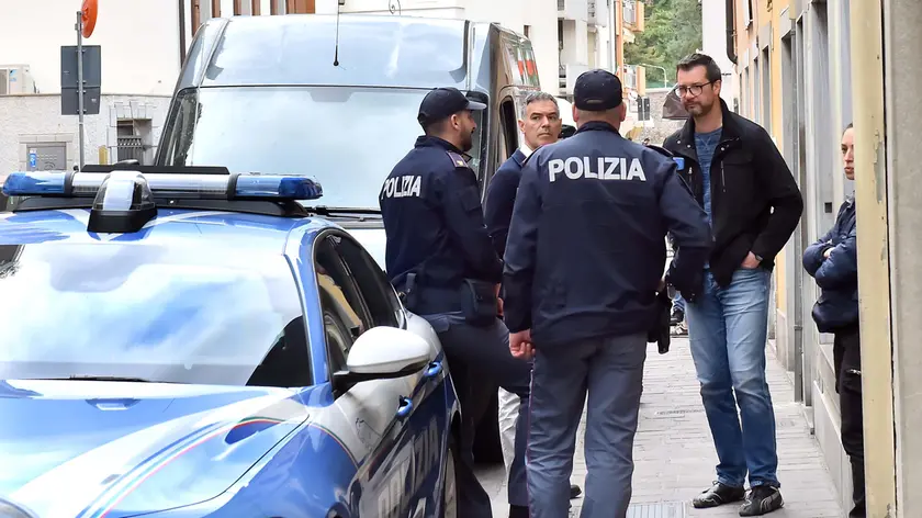 Le perquisizioni della Polizia nella casa udinese del fermato
