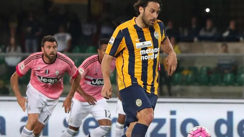 Verona's forward Luca Toni scores on penalty the goal of 1-0 during the italian serie A soccer match Hellas Verona FC - Juventus FC at Bentegodi Stadium, 08 May 2016. ANSA / FILIPPO VENEZIA