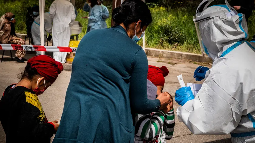 29/04/2021 Bella Farnia (LT), inizio dei tamponi di massa tra la comunita' indiana nell'Agro Pontino per la ricerca variante indiana di Coronavirus. Nella foto i residenti indiani del ghetto di Bella Farnia durante i tamponi della Asl di Latina