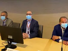 Il vicegovernatore Riccardi assime al rettore Di Lenarda e al direttore Poggiana durante la cerimonia di ringraziamento agli specializzandi e agli studenti del corso di Medicina e Chirurgia dell'Azienda sanitaria universitaria Giuliano Isontina