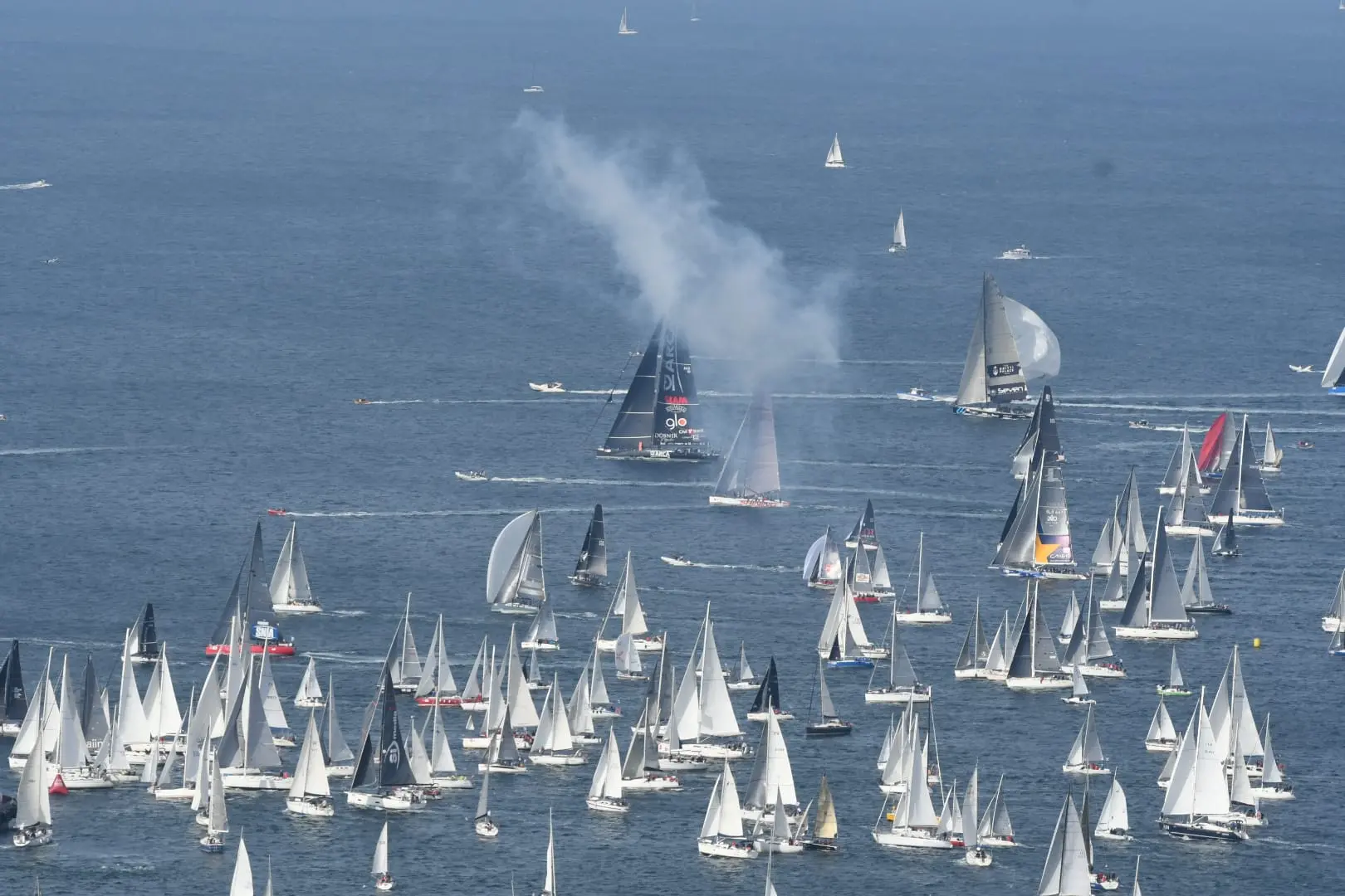 Con il colpo di cannone sparato dal veliero Vespucci, la Barcolana 54 ha preso il via regolarmente alle 10.30. L’americana Deep blue, al suo esordio a Trieste, ha registrato una partenza eccezionale, tanto da conquistare il titolo Foto Lasorte, Bruni e Silvano)