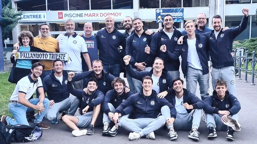 La soddisfazione della squadra maschile della Pallanuoto Trieste maschile che ha dominato il girone preliminare di Euro Cup