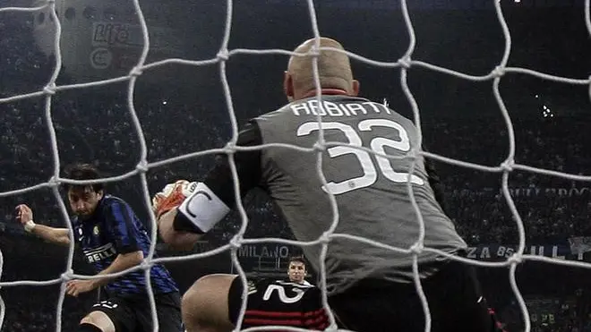 Fc Inter's Diego Milito (L) scores the 1-0 during the Italian Serie A soccer match between Fc Inter and Ac Milan at Giuseppe Meazza stadium in Milan, Italy, 06 May 2012. ANSA/MATTEO BAZZI