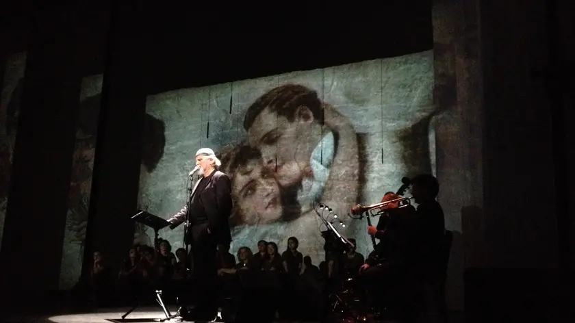 Moni Ovadia sul palco nello spettacolo "Doppio fronte"