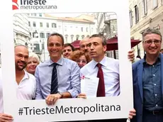 Foto Bruni 18.09.15 Trieste metropolitana-la raccolta firme con Francesco Russo