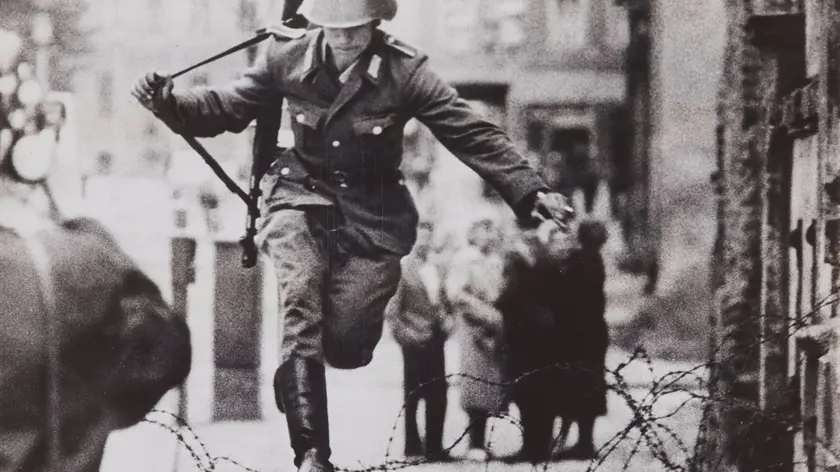 La celebre foto scattata da Peter Leibing che ritrae la fuga da Berlino Est del caporale Hans Conrad Schumann il 15 agosto 1961. Riparato all’Ovest, si uccise nel 1998