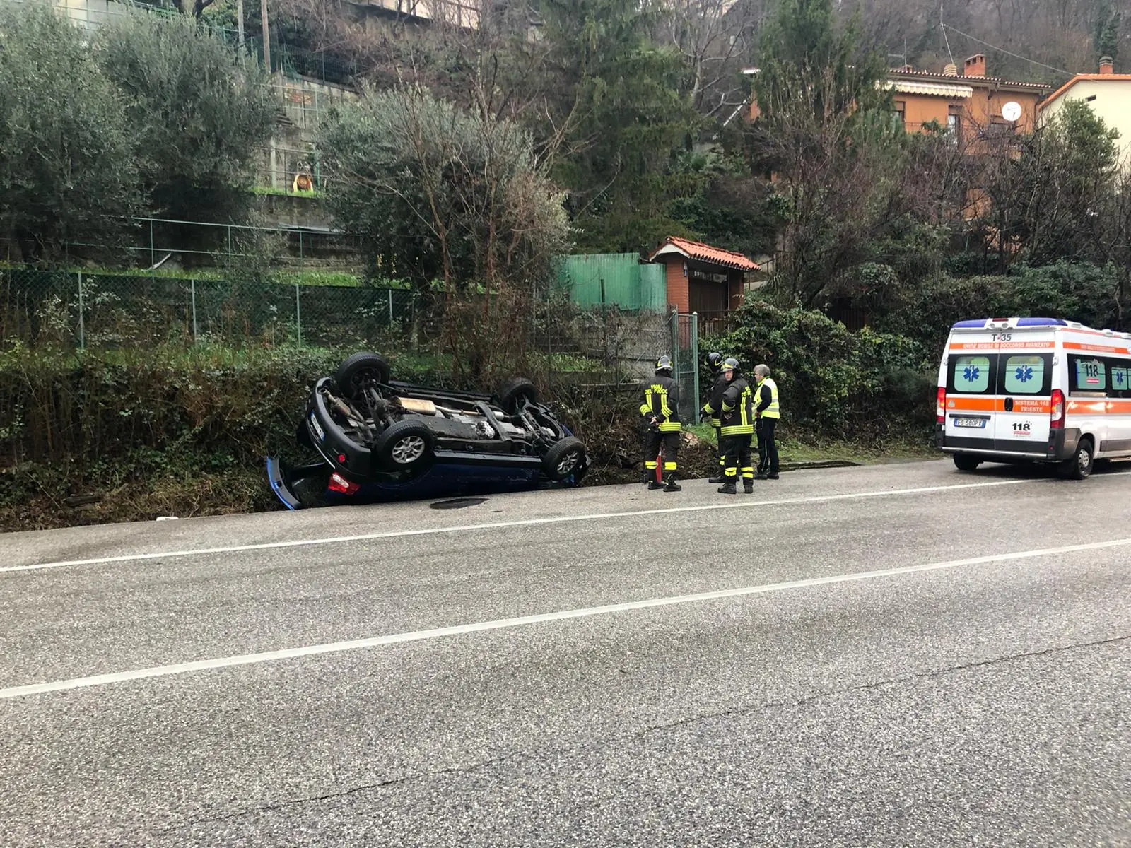 L'auto cappottata in strada nuova per Opicina