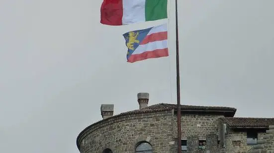Bumbaca Gorizia 13_07_2019 Bandiera Contea di Gorizia sul pennone in castello © Fotografia di Pierluigi Bumbaca