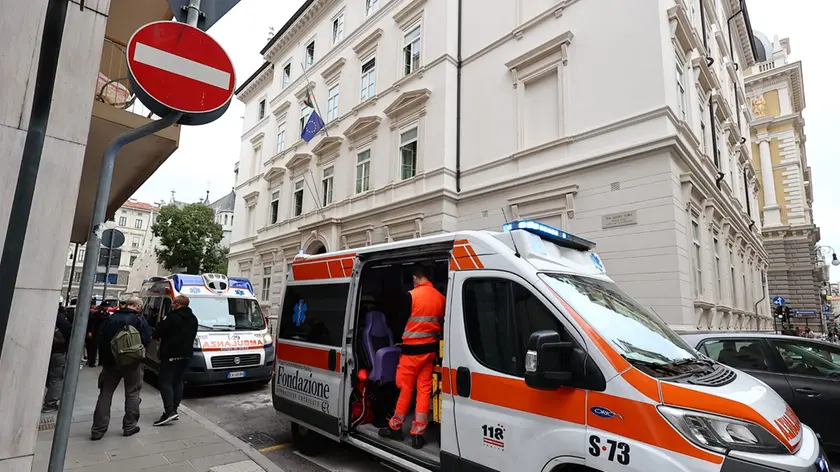 Le ambulanze fuori dal Carducci (Lasorte)