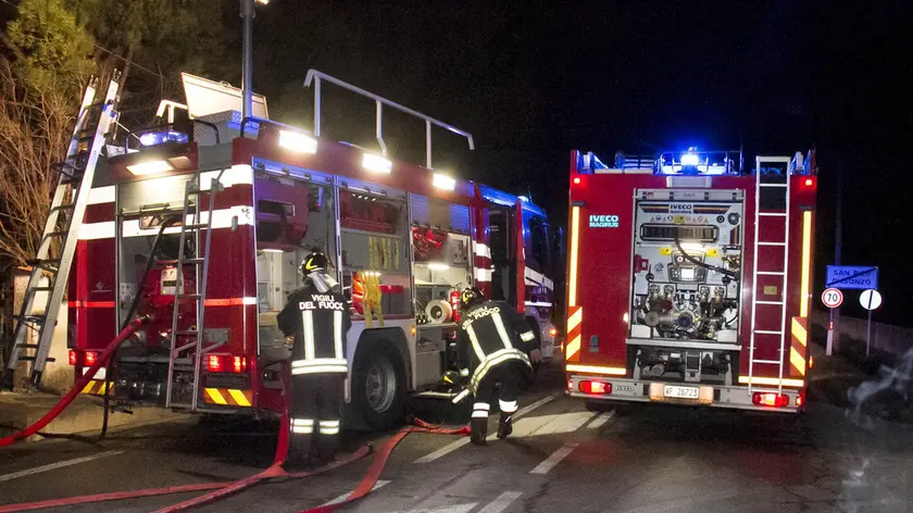 Vigili del fuoco impegnati in un intervento notturno