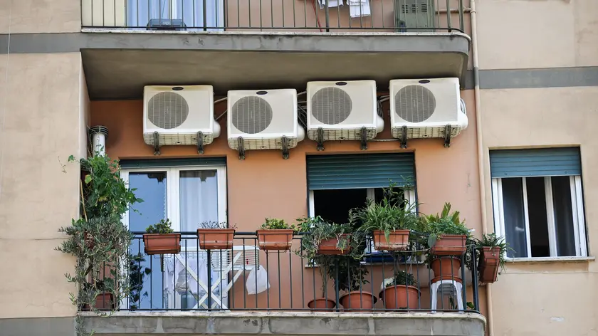 L'esterno di un palazzo in via Prenestina, a Roma, con quattro condizionatori appesi sopra il balcone di un appartamento...ANSA / GUIDO MONTANI / PAL