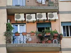 L'esterno di un palazzo in via Prenestina, a Roma, con quattro condizionatori appesi sopra il balcone di un appartamento...ANSA / GUIDO MONTANI / PAL