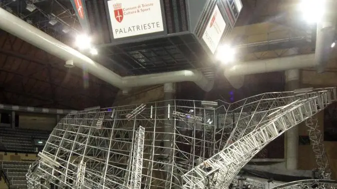 Una immagine del palco che avrebbe dovuto ospitare stasera il concerto di Jovanotti, ''accartocciato'' su se stesso dopo il crollo che ha provocato la morte di un operaio di 20 anni ed il ferimento di dodici addetti all'interno del PalaTrieste a Trieste, 12 dicembre 2011. ANDREA LASORTE/ANSA