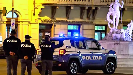 Agenti di Polizia durante un controllo in città