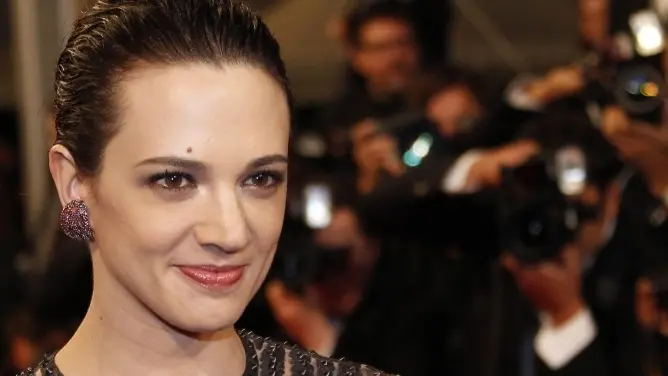 epa03226487 Italian actress Asia Argento arrives for the screening of 'Dracula 3D' at the 65th Cannes Film Festival, in Cannes, France, 19 May 2012. The movie is presented out of competition as part of the Midnight Screenings section at the film festival, which runs from 16 to 27 May. EPA/GUILLAUME HORCAJUELO