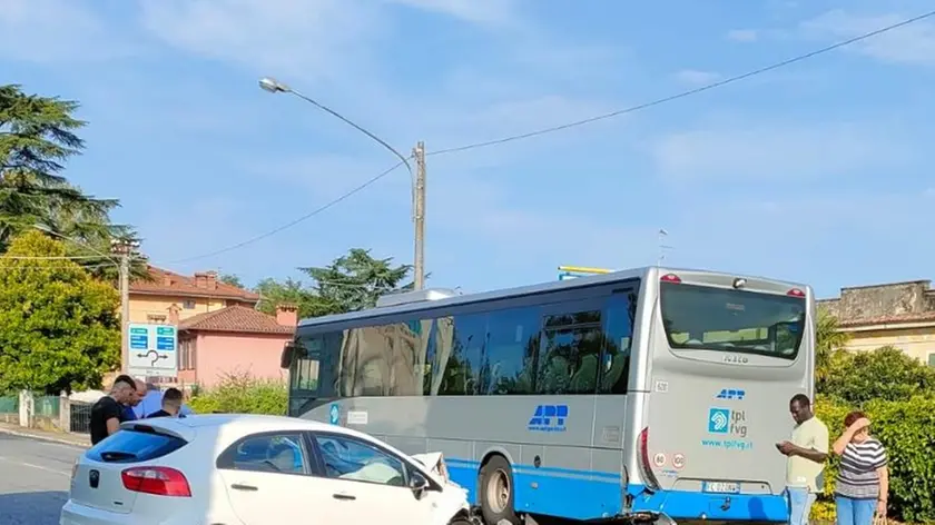 Lo scontro tra la Kia Rio e l’autobus di Apt in viale Trieste