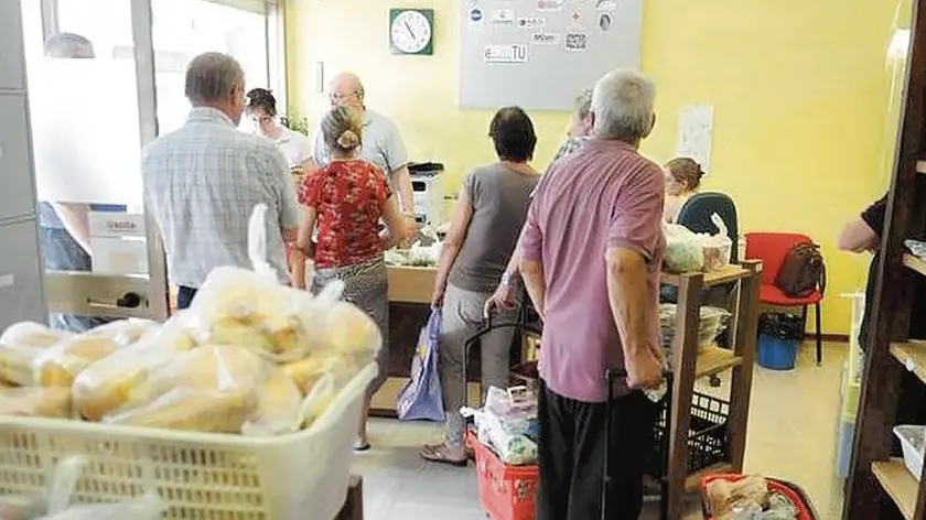 Un gruppo di persone in difficoltà assistite dalla Caritas