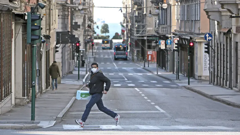 Un passante in via Mazzini con la mascherina (Lasorte)