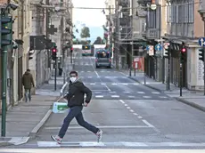 Un passante in via Mazzini con la mascherina (Lasorte)