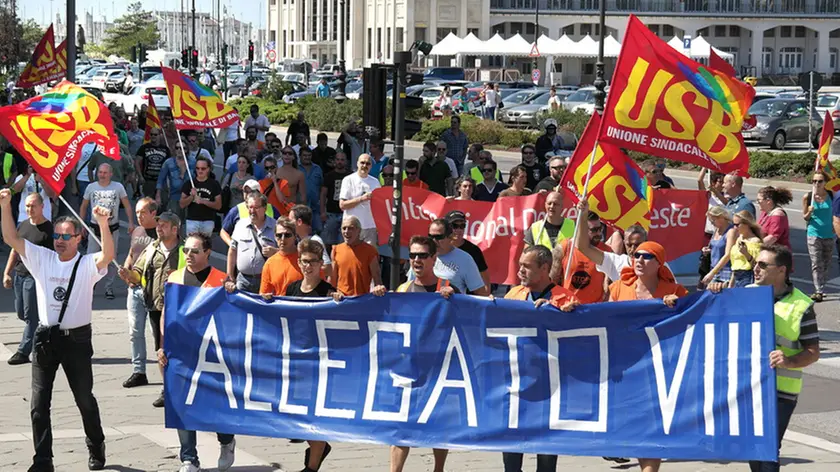 Lasorte Trieste 26/08/15 - Rive, Piazza Unità, Prefettura, Corteo Lavoratori del Porto