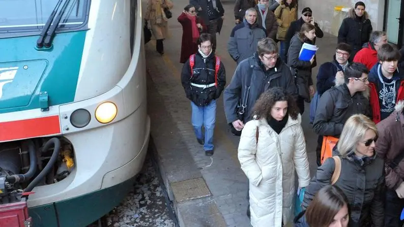 Pendolari in arrivo alla stazione centrale di Trieste