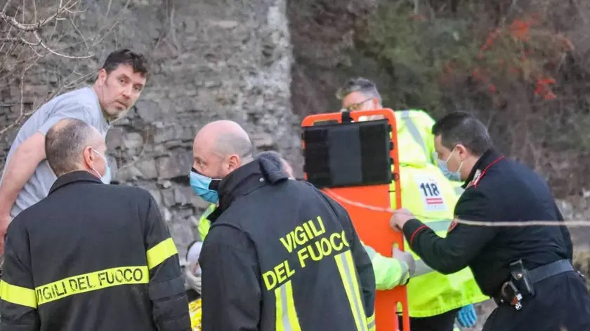 I soccorritori sul luogo dell'incidente. Foto Bumbaca