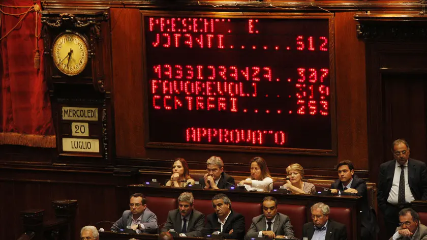 Il tabellone dell'aula di Montecitorio al termine del voto sulla richiesta di arresto del deputato del Pdl, Alfonso Papa, il 20 luglio 2011 a Roma. Con 319 voti a favore e 293 contrari l'Aula della Camera ha concesso l'autorizzazione all'arresto del deputato del Pdl Alfonso Papa..ANSA/ALESSADRO DI MEO