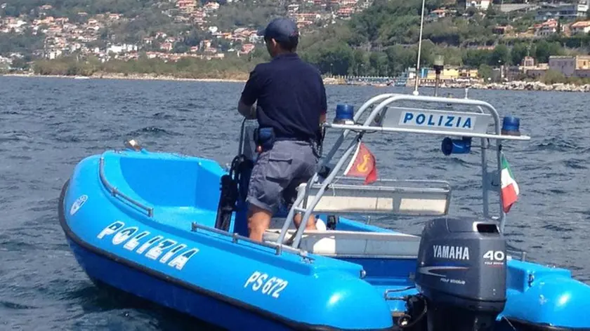 Un'uscita in mare di un poliziotto della Squadra nautica (foto d'archivio)
