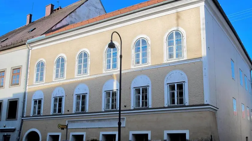 Un’immagine della casa di Braunau dove Adolf Hitler nacque nel 1889