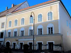 Un’immagine della casa di Braunau dove Adolf Hitler nacque nel 1889