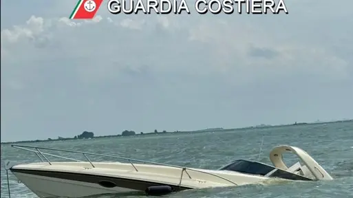 Il motoscafo semi affondato