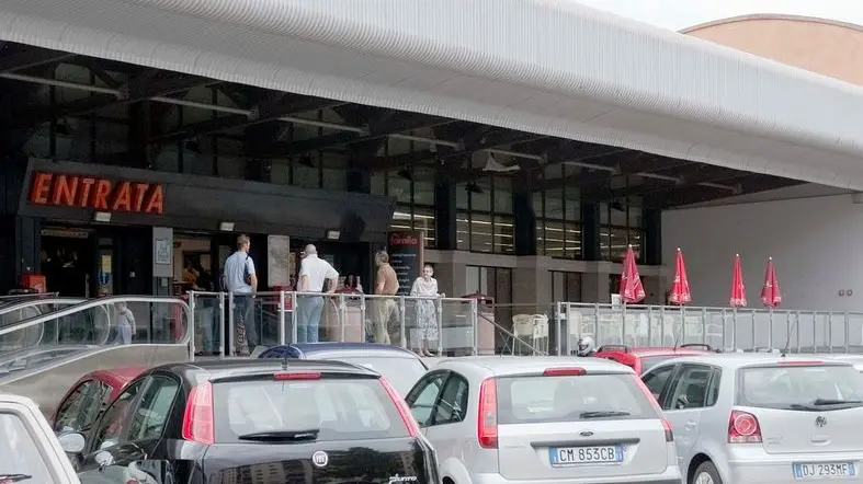Il parcheggio del Supermercato Famila