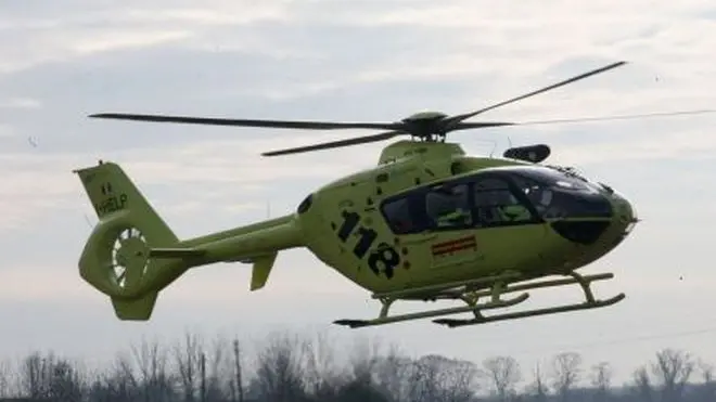 Il ferito è stato trasportato in elicottero all'ospedale di Udine