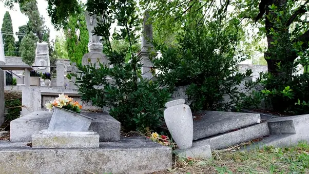 Silvano Trieste 24/07/2012 Cimitero di S. Anna, lo stato di abbandono in cui versano, molte tombe.