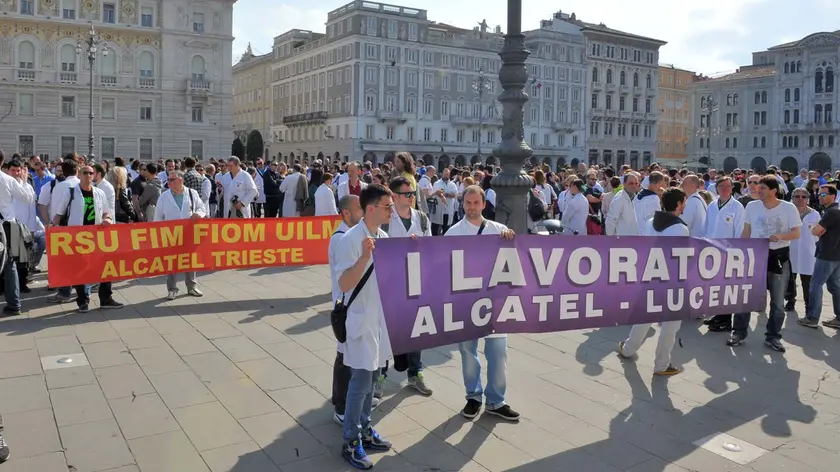 I lavoratori dell'Alcatel triestina protestano in piazza Unità